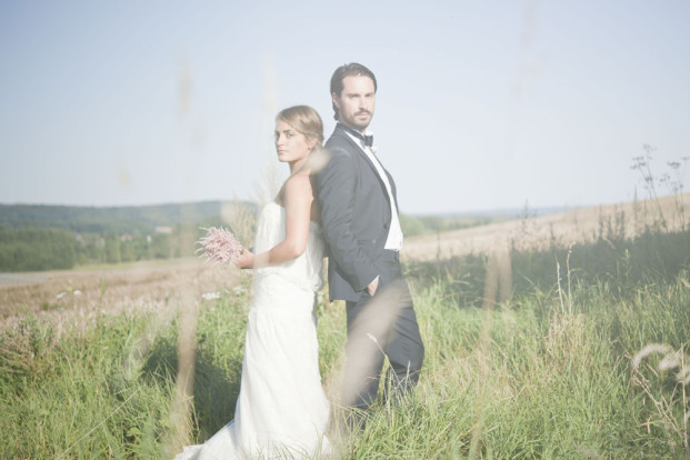 ©Solveig et Ronanphotographes - Mariage pastel a la  campagne - La mariee aux pieds nus